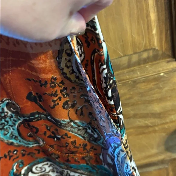 LIKE NEW Attitudes By Renee Tunic top with pockets rust paisley L - Picture 5 of 7